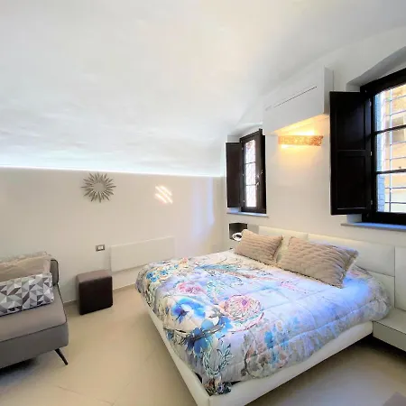 Violante-central In *